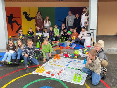 Bild vergr��ern: Gro�e Freude an der Grundschule Burbach. Mit Hilfe der Stiftung der Sparkasse Burbach-Neunkirchen und dem F�rderverein  konnten neue Spieleger�te und Fahrzeuge f�r 5000 Euro angeschafft werden.