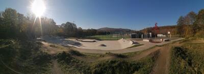Bild vergr��ern: Der neue Skatepark d�rfte viele Jugendliche, Skater und Sportler an die Carl-Benz-Stra�e locken. Neben den neuen Aktivangeboten haben die Jesus Freaks mit Unterst�tzung der Sparkassenstiftung auch die Dirt-Bike-Strecke (im Vordergrund) wieder hergerichtet.