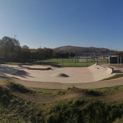 Bild vergr��ern: Der neue Skatepark d�rfte viele Jugendliche, Skater und Sportler an die Carl-Benz-Stra�e locken. Neben den neuen Aktivangeboten haben die Jesus Freaks mit Unterst�tzung der Sparkassenstiftung auch die Dirt-Bike-Strecke (im Vordergrund) wieder hergerichtet.