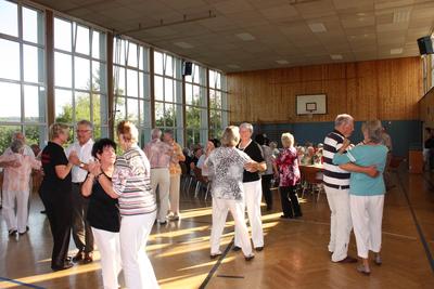 Bild vergr��ern: Flotte Kl�nge spielt die Burbacher Seniorenband beim Tanznachmittag am 17. April in der Turnhalle Holzhausen.