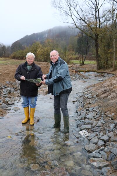 Bild vergr��ern: Planer Ulrich Krumm (li.) und der zust�ndige Fachbereichsleiter Bauen der Gemeinde Burbach, Thomas Leyener, sind mit dem Ergebnis des Wehrr�ckbaus sehr zufrieden.