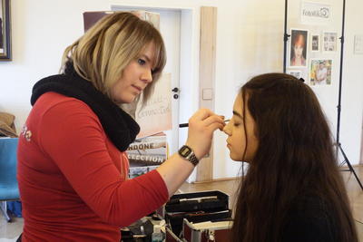 Bild vergr��ern: Beim Projekt �Style and win� der Gemeinschaftsschule Burbach wurden professionelle Bewerbungsfotos gemacht. Das passende Make-Up geh�rt nat�rlich dazu.