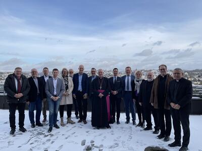 Bild vergr��ern: Bei einem Austausch zwischen Landrat Andreas M�ller, Weihbischof Matthias K�nig sowie der B�rgermeisterin und den B�rgermeistern der Kommunen wurden Herausforderungen in der Region, besonders in Zusammenhang mit der katholischen Kirche, besprochen.