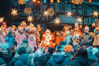 Bild vergr��ern: Der Nikolaus besucht den Burbacher Weihnachtsmarkt am Sonntag, 8. Dezember, um 16 Uhr.