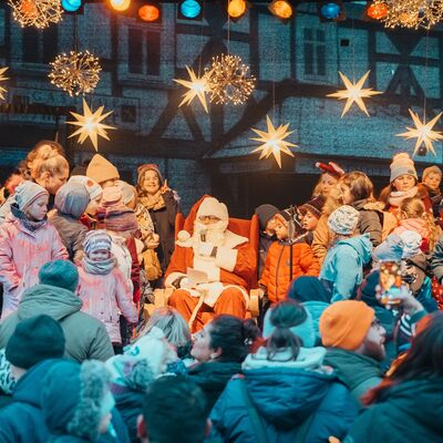 Bild vergr��ern: Der Nikolaus besucht den Burbacher Weihnachtsmarkt am Sonntag, 8. Dezember, um 16 Uhr.
