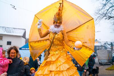 Bild vergr��ern: Einfach m�rchenhaft: Der Walking Act verzaubert die Weihnachtsmarktg�ste.
