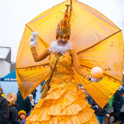 Bild vergr��ern: Einfach m�rchenhaft: Der Walking Act verzaubert die Weihnachtsmarktg�ste.