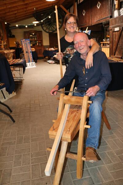 Bild vergr��ern: Bogenbauer Jurek Wozny, hier mit seiner Frau Bianca J�ger-Wozny beim Vogteifest, pr�sentiert in der Alten Vogtei eine Auswahl seiner Bogen.
