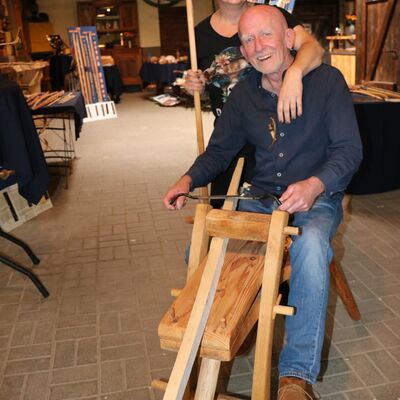 Bild vergr��ern: Bogenbauer Jurek Wozny, hier mit seiner Frau Bianca J�ger-Wozny beim Vogteifest, pr�sentiert in der Alten Vogtei eine Auswahl seiner Bogen.