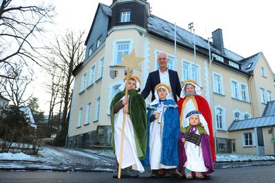 Bild vergr��ern: B�rgermeister Christoph Ewers nahm die vier Weisen aus dem Morgenland alias Manuel, Emil, Pauline und Linda (v.l.) in Empfang.