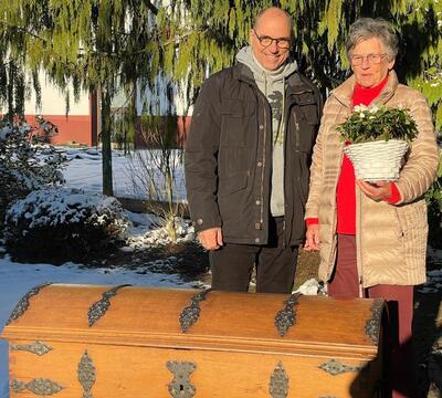 Bild vergr��ern: Adelheid M�ller stiftete eine Truhe von 1797 f�r die Alte Vogtei. Mario Otterbach von der Tourist-Information bedankte sich mit Blumen.