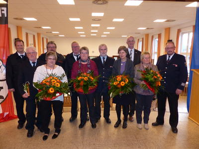 Bild vergr��ern: Das Bild zeigt die Geehrten mit B�rgermeister Ewers (3. V. r.) und den stellvertretenden Leitern der Freiwilligen Feuerwehr Burbach Thorsten Schneider (l.) und Horst Petri (3. v. l.). Nicht im Bild Peter Reber.