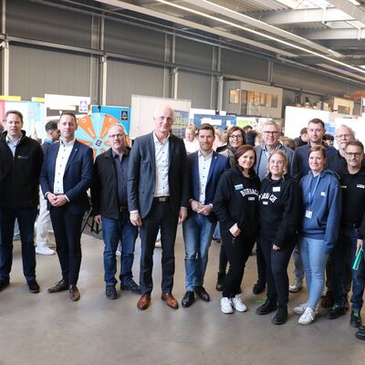 Bild vergr��ern: Die Vertreter des Vereins Ausbildungsmesse S�dSiegerland in der Produktionshalle von H&G Entsorgungssysteme.