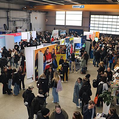 Bild vergr��ern: Rund 800 Sch�lerinnen und Sch�ler informierten sich im Verlauf der Messe �ber das Ausbildungsangebot vor der eigenen Haust�r.