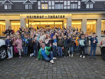 Bild vergr��ern: Die Kinderfeuerwehren der Gemeinde Burbach freuten sich �ber einen Kinotag im Heimhof-Theater.