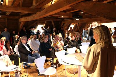 Bild vergr��ern: Neben den jungen K�nstlerinnen und K�nstlern folgten weitere zahlreiche G�ste der Einladung zur Vernissage in der Alten Vogtei.