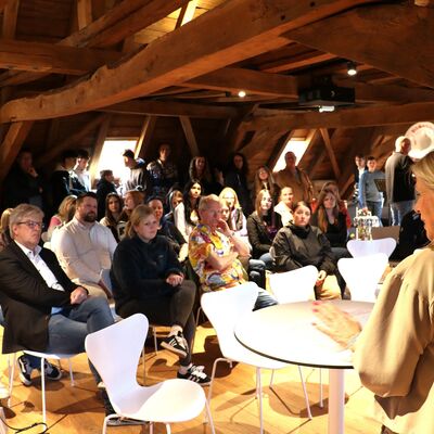 Bild vergr��ern: Neben den jungen K�nstlerinnen und K�nstlern folgten weitere zahlreiche G�ste der Einladung zur Vernissage in der Alten Vogtei.