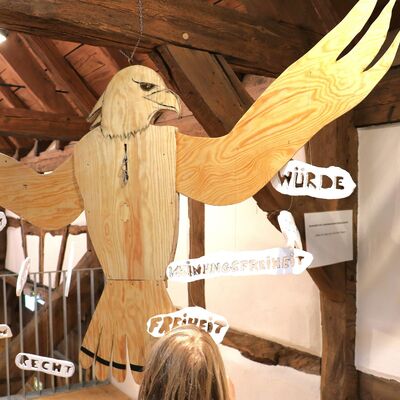 Bild vergr��ern: Welche Werte machen die Bundesrepublik aus? Das Wappentier, der Adler, verr�t es.