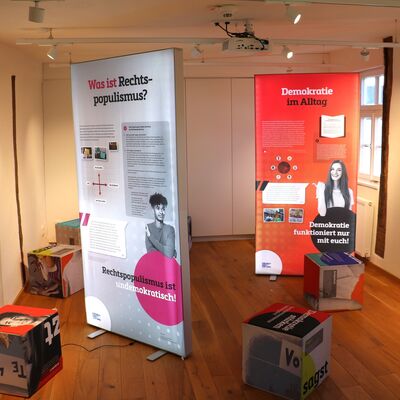 Bild vergr��ern: Material der Friedrich-Ebert-Stiftung erg�nzt die Ausstellung der Sch�lerinnen und Sch�ler.