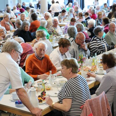 Bild vergr��ern: 200 G�ste folgten der Einladung des Familienb�ros ins Forum der Gemeinschaftlichen Sekundarschule.