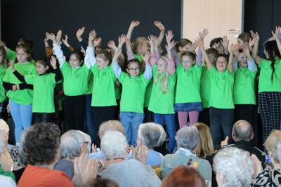 Bild vergr��ern: 60 Kinder der Grundschule Burbach sangen vier Lieder, darunter zwei aus einem Musical, das sie am 2. und 3. Juli auff�hren werden.