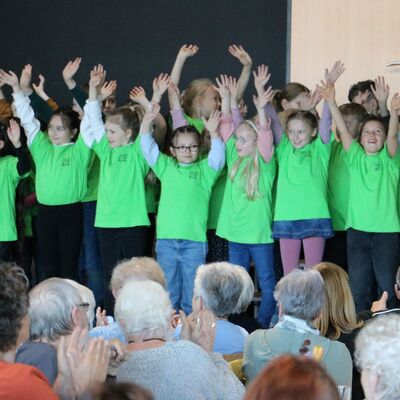 Bild vergr��ern: 60 Kinder der Grundschule Burbach sangen vier Lieder, darunter zwei aus einem Musical, das sie am 2. und 3. Juli auff�hren werden.