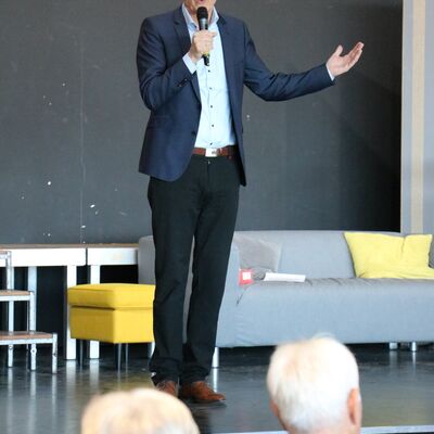 Bild vergr��ern: B�rgermeister Christoph Ewers: �Ich begr��e Sie hier heute zum letzten Mal als B�rghermeister. Im n�chsten Jahr sitze ich als Gast bei Ihnen.�