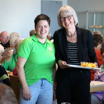 Bild vergr��ern: Organisieren das Seniorenfr�hst�ck: Senioren-Beauftragte Birgit Meier-Braun (r.) und Andrea Usung vom Familienb�ro.