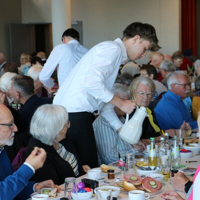 Bild vergr��ern: Sch�lerinnen und Sch�ler der GMS �bernahmen den Service an den Tischen und sorgten f�r einen steten Getr�nkenachschub.