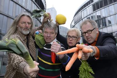 Bild vergr��ern: Schlachtplatte 2016
Guntmar Feuerstein, Fred Ape, Lioba Albaus und Robert Griess