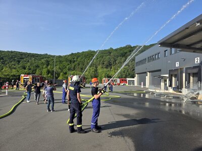 Bild vergr��ern: Am Zentrallager von Expert Klein fand die Gro��bung der Burbacher Jugendfeuerwehren statt.