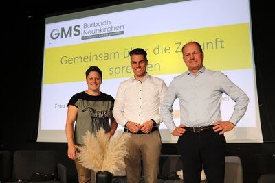 Bild vergr��ern: Stellten sich den Fragen der Sch�lerinnen und Sch�ler: Andrea Usung, Jonas Becker und Christian Weyel (v.l.). Inzwischen hat mit Sebastian Schoeppner (nicht im Bild) von UWGB der vierte Kandidat seine Ambitionen auf das B�rgermeisteramt �ffentlich gemacht.
