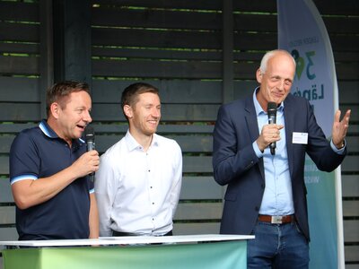 Bild vergr��ern: Gel�ste Stimmung auf der B�hne: B�rgermeister Christoph Ewers (re.) erl�uterte im Gespr�ch mit Moderator Timo Latsch (li.) die positiven Effekte der LEADER-F�rderung f�r das s�dliche Siegerland und f�r Burbach. Auch Wilnsdorfs Rathauschef Hannes Gieseler betonte den Mehrwert f�r die Region.
