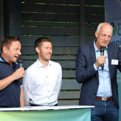 Bild vergr��ern: Gel�ste Stimmung auf der B�hne: B�rgermeister Christoph Ewers (re.) erl�uterte im Gespr�ch mit Moderator Timo Latsch (li.) die positiven Effekte der LEADER-F�rderung f�r das s�dliche Siegerland und f�r Burbach. Auch Wilnsdorfs Rathauschef Hannes Gieseler betonte den Mehrwert f�r die Region.