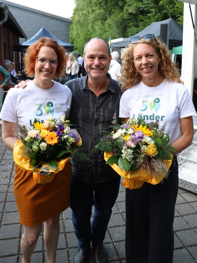 Bild vergr��ern: Die Regionalmanagerinnen Stefanie Schmidt (li.) und Verena Landau mit ihrem Kollegen aus der Region Hochsauerland, Christoph Hammerschmidt.