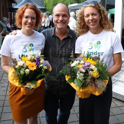 Bild vergr��ern: Die Regionalmanagerinnen Stefanie Schmidt (li.) und Verena Landau mit ihrem Kollegen aus der Region Hochsauerland, Christoph Hammerschmidt.