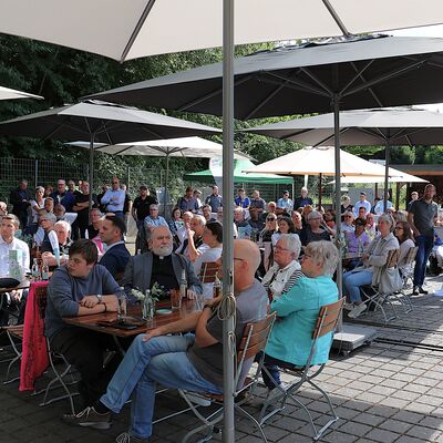 Bild vergr��ern: Im Hof des Wilnsdorfer Museums begegneten sich LEADER-Verantwortliche, Projekttr�ger, lokale Akteure und regionale Multiplikatoren.