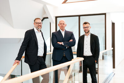 Bild vergr��ern: Das neue F�hrungsteam der Sparkasse Burbach-Neunkirchen: Simon Fries als neues Vorstandsmitglied (rechts) tritt mit Christian Roth (Mitte, Vorstandsvorsitzender) und Daniel Ermert (stellv. Vorstandsmitglied) an, um die Zukunft der Sparkasse gemeinsam zu gestalten.