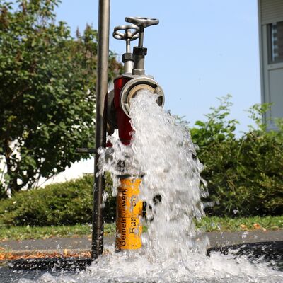 Bild vergr��ern: Die Burbach Gemeindewerke f�hren aktuell an verschiedenen Stellen des Gemeindegebietes Sp�lungen und Beprobungen durch.