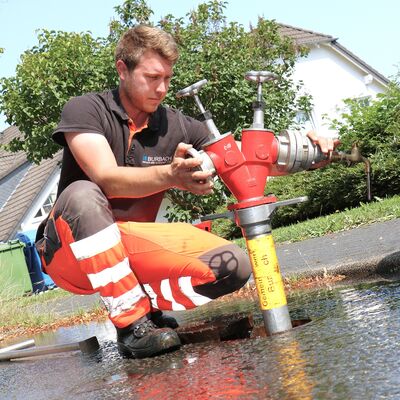 Bild vergr��ern: Die Burbach Gemeindewerke f�hren aktuell an verschiedenen Stellen des Gemeindegebietes Sp�lungen und Beprobungen durch.