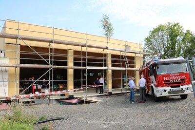 Bild vergr��ern: Richtfest am neuen Feuerwehrger�tehaus Holzhausen Vor dem Scheid.