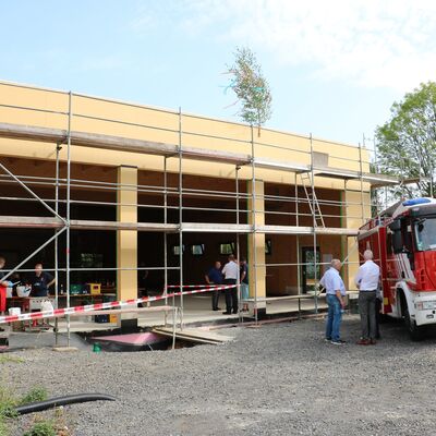 Bild vergr��ern: Richtfest am neuen Feuerwehrger�tehaus Holzhausen Vor dem Scheid.
