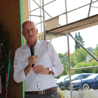 Bild vergr��ern: B�rgermeister Christoph Ewers erkl�rte, dass die Feuerwehr Holzhausen mit dem Neubau weiter modern und zukunftsf�hig gemacht werde.