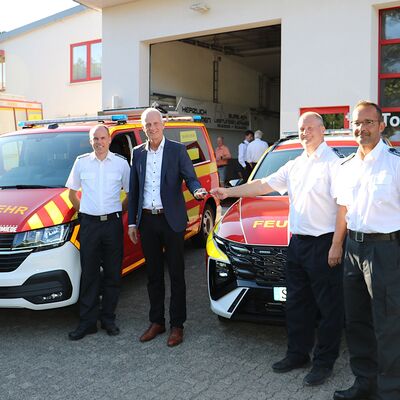 Bild vergr��ern: B�rgermeister Christoph Ewers (2.v.l.) �bergab dem Leiter der Burbacher Feuerwehr, Thorsten Schneider (3.v.l.), die Schl�ssel zum neuen Kommandowagen. Auch der neue Ger�tewagen f�r W�rgendorf wurde offiziell in den Dienst gestellt. Benjamin Scholl (l.) und Tobias Schmidt (r.) von der Wehrf�hrung freuten sich ebenfalls �ber die �Neuzug�nge�.