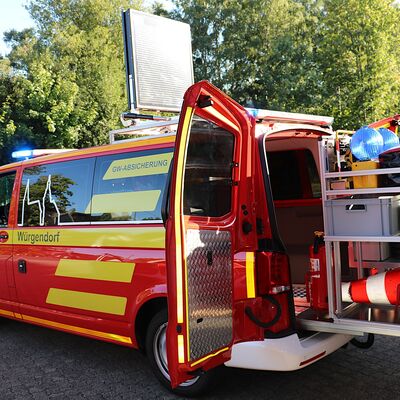 Bild vergr��ern: Der Ger�tewagen verf�gt �ber eine umfangreiche Ausstattung, darunter eine digitale Verkehrswarnanzeige.