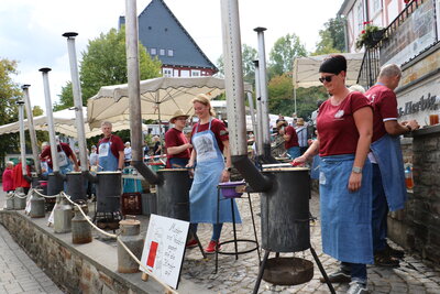 Bild vergr��ern: Vogteifest - original nur mit frischen D�ggelsbl�dzze.