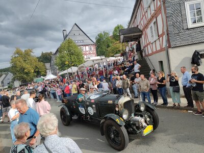Bild vergr��ern: Zieleinfahrt der 17. Siegerland Classic auf dem Vogteifest.