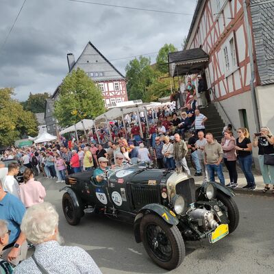 Bild vergr��ern: Zieleinfahrt der 17. Siegerland Classic auf dem Vogteifest.