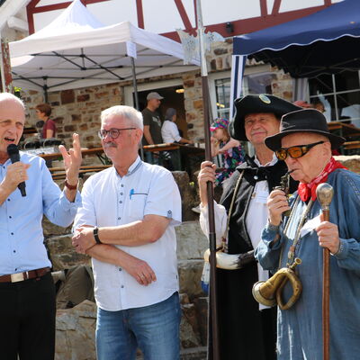 Bild vergr��ern: Christoph Ewers er�ffnete gemeinsam mit Volker G�rke, Harald Molzberger und Werner Kreutz )v.l.n.r.) zum letzten Mal als B�rgermeister das Vogteifest.