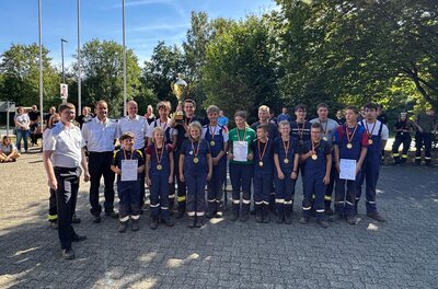 Bild vergr��ern: Siegerehrung (v.l.) Gemeindejugendfeuerwehrwart Pascal Sahm, stellv. Leiter der Feuerwehr Burbach Tobias Schmidt, stellvertretender Leiter Feuerwehr Burbach Benjamin Scholl, Jugendfeuerwehr Niederdresselndorf (Platz 1), Jugendfeuerwehr Lippe (Platz 3), Jugendfeuerwehr Holzhausen 2 (Platz 2)
